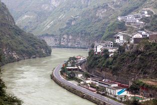 峡谷秘境：探访“峡谷第一村”的原始魅力